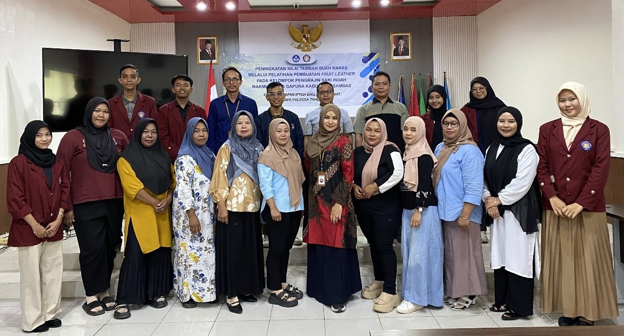 Read more about the article Dosen Poltesa Bantu Tingkatkan Nilai Tambah Nanas: Pengrajin Desa Gapura Dilatih Bikin ‘Fruit Leather’