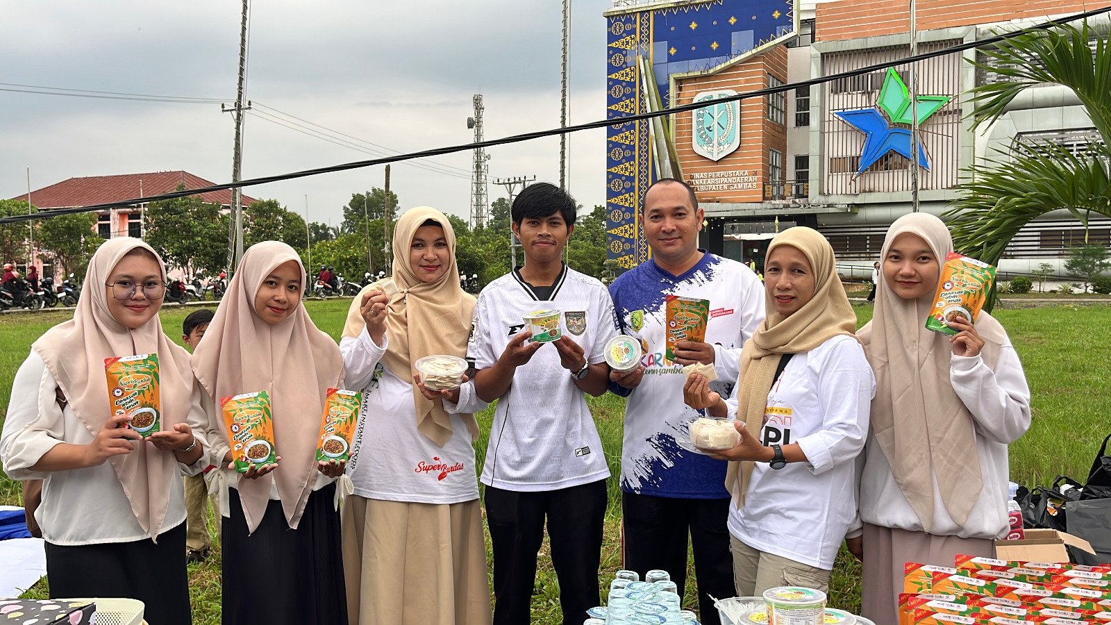 Read more about the article Tim Riset Inovasi Poltesa Gelar Bazar di CFD Sambas