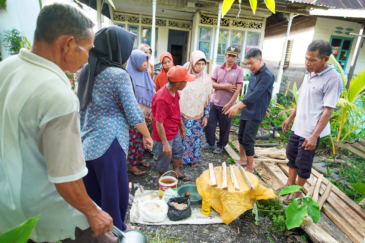 You are currently viewing Pelatihan Pengendalian Hama Terpadu dan Pembuatan Pupuk Kompos Sebagai Upaya Penguatan Kapasitas Petani Desa Penakalan Dalam Mendukung Ketahanan Pangan