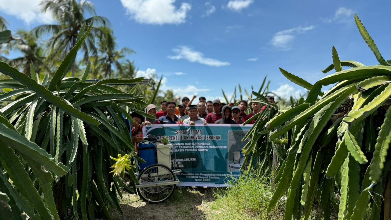 You are currently viewing Hilirisasi Riset Poltesa, Alat Semprot Bertenaga Surya Dukung Produktivitas Petani Buah Naga di Jawai