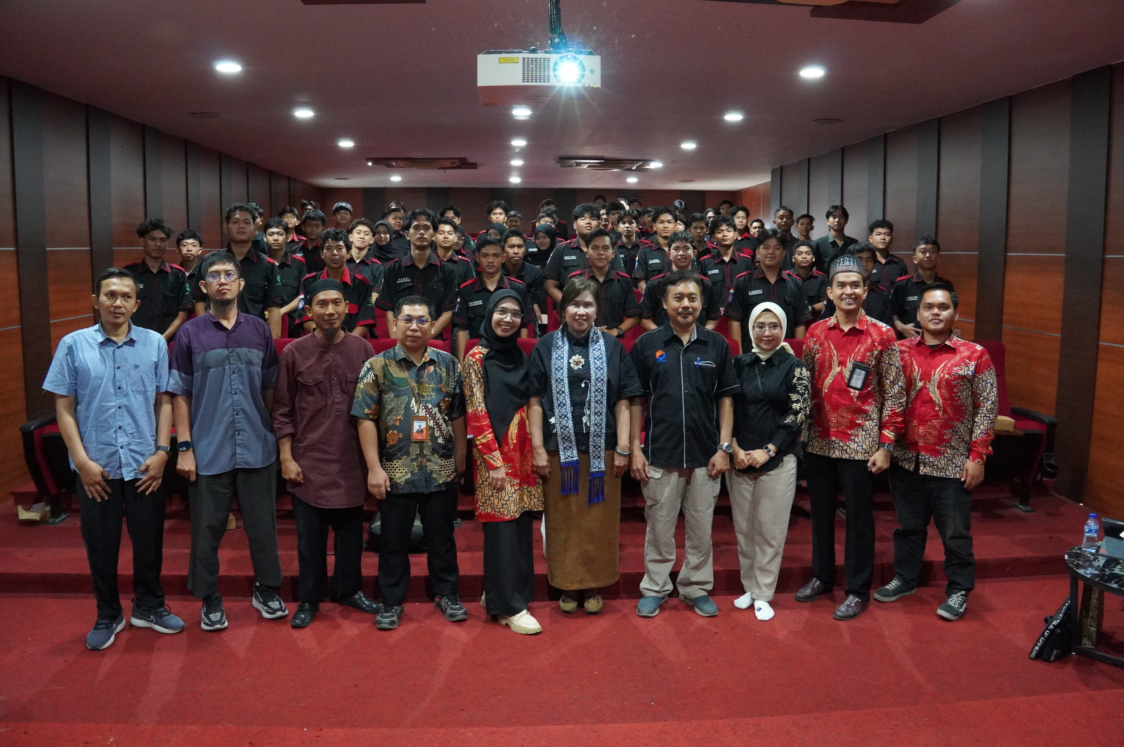 You are currently viewing Kuliah Umum Teknik Mesin POLTESA Hadirkan Pakar Material Maju, Bahas Masa Depan Energi Terbarukan